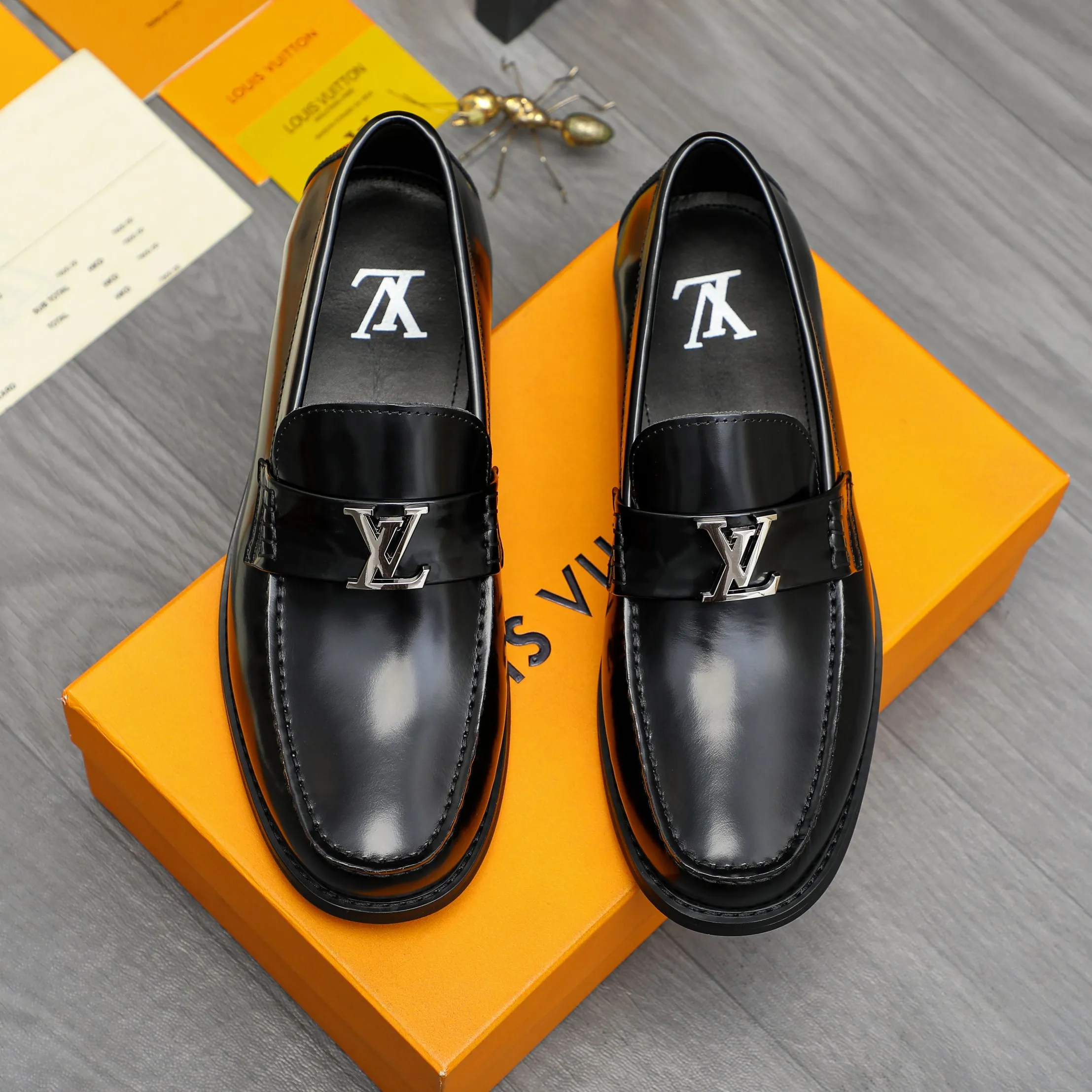 Men's shoes 💰p460 Product trademark: LV (Louis Vuitton) business slip-on leather shoes. Regular size: 38-45 (45 is custom-made and non-returnable) Product materials: Selected high-quality pearlescent cowhide upper, cowhide lining, original rubber outsole